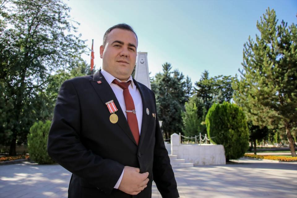 <p>Hakkari'de doğum gününde uğradığı terör saldırısı sonrası vücudundaki 16 platin ve omurgasına saplanan mermiyle yaşayan Piyade Uzman Çavuş Yasin Akata, Çanakkale gazisi ve Kurtuluş Savaşı şehidi büyük dedesinin madalyasını gururla göğsünde taşıyor.</p>
