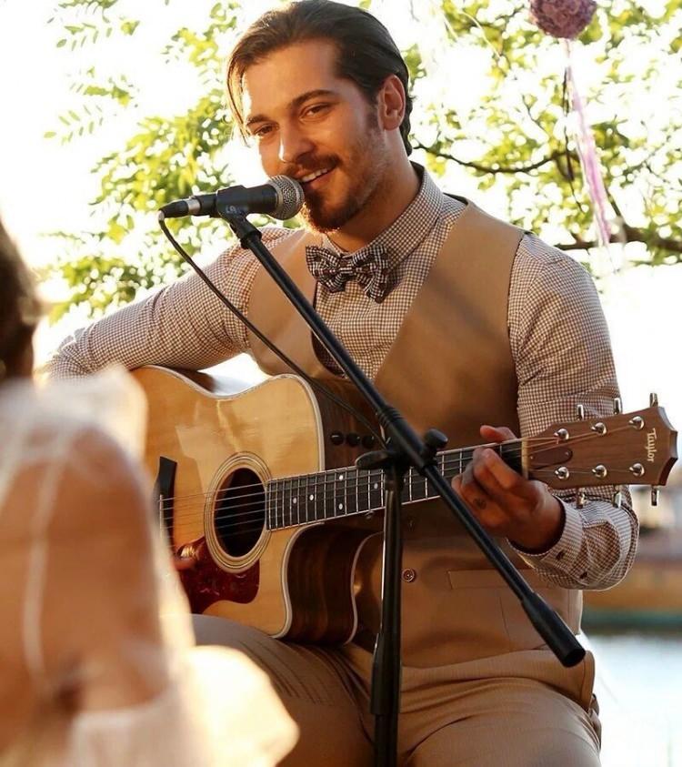 <p><strong>Terazi burcu erkeği olan Ulusoy; gitar çalmaktan hoşlanıyor, ilham geldiği zamanlarda çaldığı parçalara şarkı sözleri yazdığı anlar da oluyor.</strong></p>