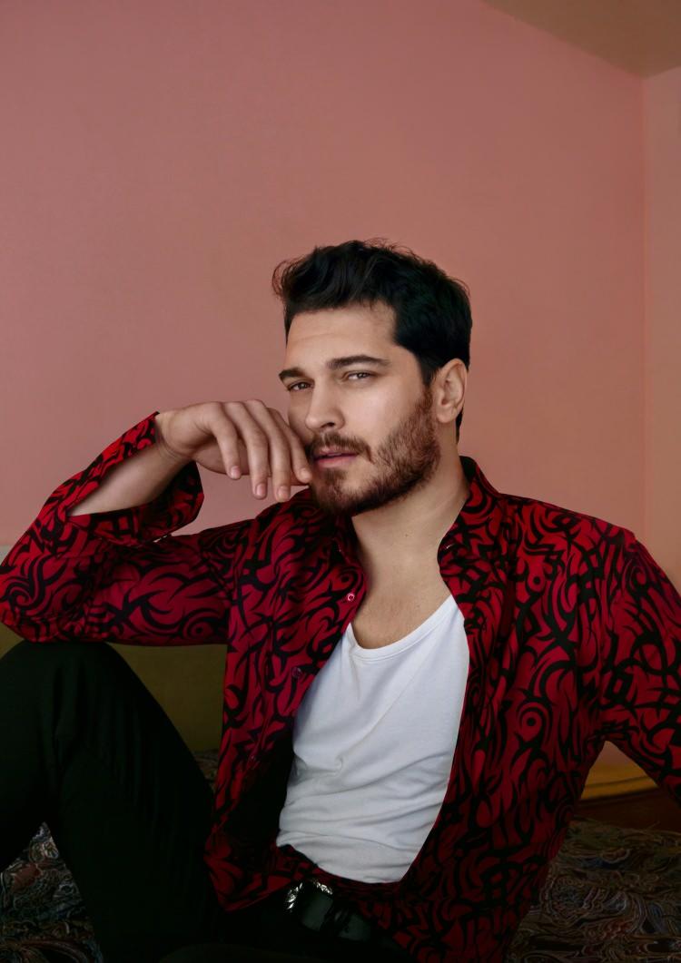 <p><strong>Mutluluğunu tam olarak yansıtamamasını da en sevmediği özellikleri arasında gösterdi.</strong></p>