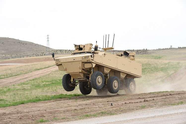 <p>Özel operasyonların taktik ihtiyaçları doğrultusunda, konseptiyle birlikte özgün olarak oluşturulan Pars IV 6x6 Özel Operasyonlar Aracı'nda yine FNSS tarafından geliştirilen 2 adet bağımsız Sancak Uzaktan Komutalı Silah Sistemi yer alıyor. İhtiyaç halinde kullanıcı tarafından silahı kolayca değiştirilebilen kulelerde, 3 ayrı silah tipi (7,62 milimetre, 12,7 milimetre makineli tüfek ile 40 milimetre otomatik bomba atar) kullanılabiliyor. Araç, çepeçevre etrafından veya yüksek noktalardan, eş zamanlı olarak farklı yönlerde belirecek tehditlere karşı gözetleme ve 2 kat etkili ateş gücü imkanı sağlıyor.</p>
<p> </p>