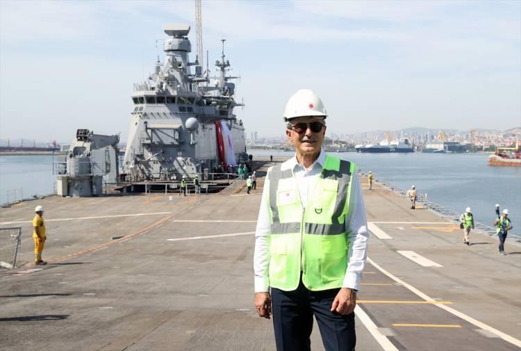 <p><strong>Savunma sanayisinde öncü olma stratejisiyle çalışmaların devam ettiğini vurgulayan Demir, şunları kaydetti:</strong></p>
<p>"Milli Muharip Uçak'ımızdan Kızılelma Muharip İnsansız Uçak'ımıza, gemilerimizden helikopterlerimize, kara araçlarımızdan motor projelerimize, insansız deniz ve kara araçlarımızdan denizaltılarımıza, hava savunma sistemlerimizden füze ve mühimmatlarımıza kadar savunma sanayimizin hemen her alanında yeni gelişmelere şahit olacak, milletimize yeni müjdeler vereceğiz. Türk savunma sanayisi olarak Cumhuriyet'imizin 100'üncü yılında, Cumhurbaşkanımız Recep Tayyip Erdoğan'ın liderliğinde milletimize gurur veren çalışmalarımıza hız kesmeden devam edeceğiz. Savunma sanayisinde geriden gelen değil, öncü olan Türkiye kararlılığına emin adımlarla devam edeceğiz."</p>