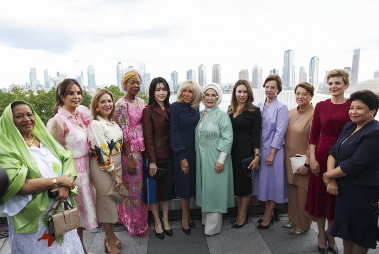 <p><strong><span style="color:#008080">Böylelikle Emine Erdoğan'ın sıfır atık konusunda, BM'nin de desteğiyle dünya ülkelerine çağrı da bulunan iyi niyet beyanına iki günde toplam 18 devletin First Lady'si imza atmış oldu. Fransız Cumhurbaşkanının eşi Brigitte Macron da söz konusu iyi niyet beyanına ilk imza atan First Lady'ler arasında yer alırken, imza sonrası Emine Erdoğan ile fotoğraf çektiren Fransız First Lady arasında samimi konuşmalar yaşandı.</span></strong></p>