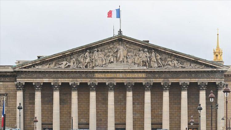 <p>Bu kapsamda Paris dahil olmak üzere birçok kentteki halka açık yüzme havuzlarının kapısına kilit vurulmuştu.</p>

<p>Öte yandan son günlerde ülke medyası da kışın nasıl geçirileceğine yönelik endişelere ilişkin haberleri manşetlerine taşıdı.</p>
