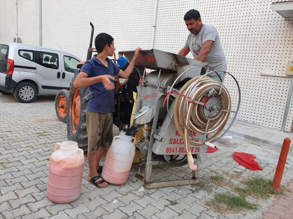 <p>Salça yapan ev hanımı Zekiye Küçükkavruk, AA muhabirine, yıkanması, temizlenmesi, çektirilmesi, kurutulması ve muhafaza edilmesi gibi zahmetli bir süreci bulunan salçanın yemeklere ayrı bir tat verdiğini söyledi.</p>
<p> </p>