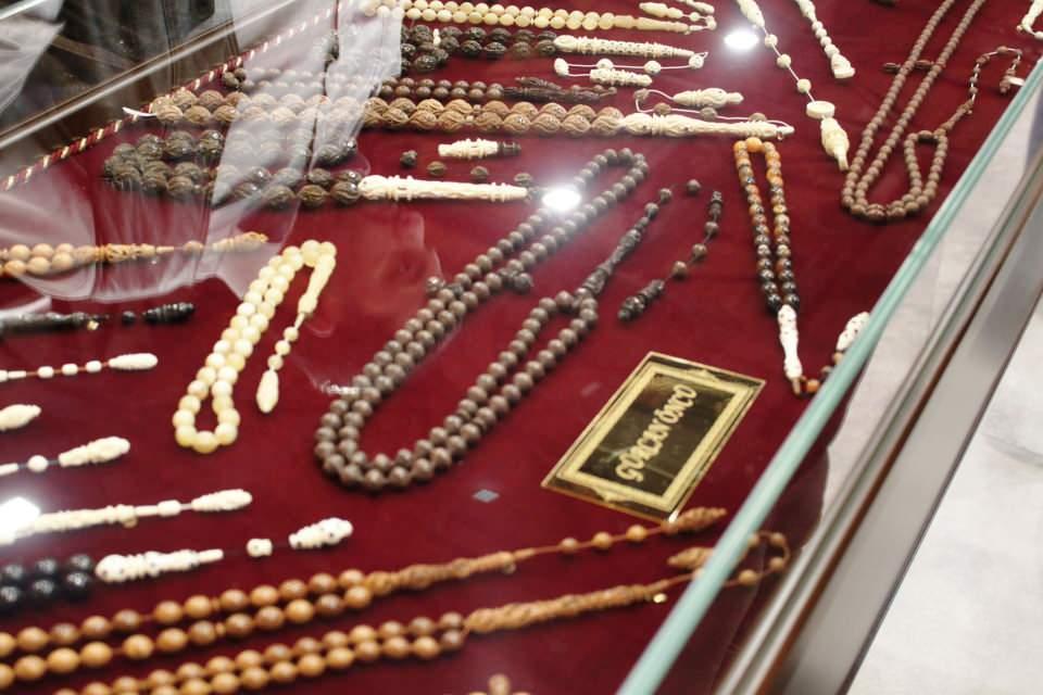 <p>Yaptığımız ürünler, eski üretim malzemeleri farklı şekilde modellerle, tespih üretimine devam ediyoruz. Burada da sergiye katıldık tespihlerimizi sergiliyoruz. Bu şekilde işte sergide müşterilerle beraber, koleksiyonerle beraber, esnaflarla beraber bir araya geldik. </p>