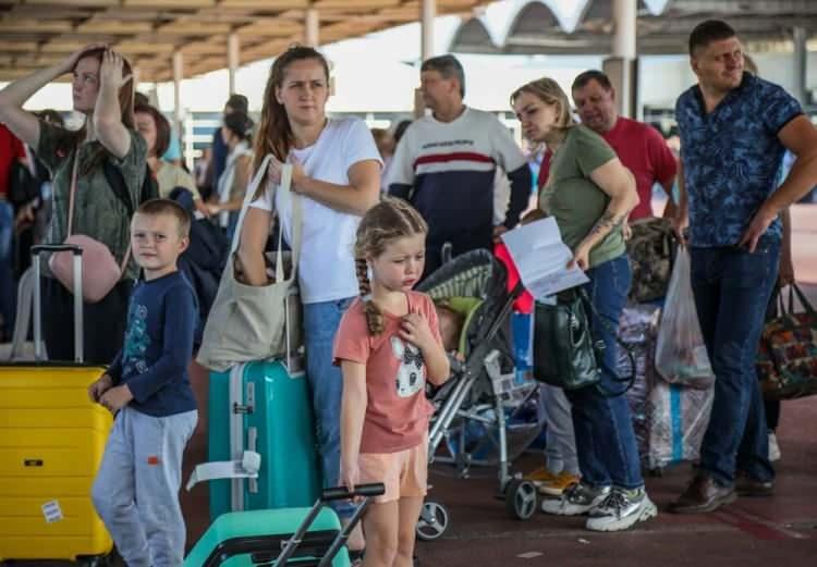 <p>UÇAKLARDA YER OLMAYINCA ARAÇLA</p>
<p>Antalya'da ikamet eden Rus vatandaşları ise yakınları ve tanıdıkları birçok ismin Antalya'ya gelmek için yola çıktığını, en çok talebin Antalya, İstanbul, İzmir illerine olduğunu kaydetti.</p>