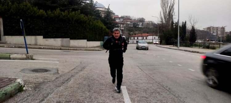 <p>Her gün 20 kilometre koşarak evinden işine, işinden evine taşıt kullanmayan 63 yaşındaki sporcu esnaf Enver Koç'un bu davranışı Uludağ Üniversitesi Spor Hekimliği Bölümü'nde araştırma konusu oldu.</p>
