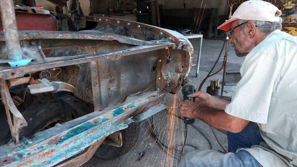 <p>Hurdaya atılmış, çürümeye terkedilmiş ve birçok parçası kaybolmuş klasik otomobillerin ilk günkü ihtişamı ile yeniden trafiğe çıkmasını sağlayan Çiriş, onardığı araçları orijinal görünümleri ile satışa da sunuyor.</p>

<p> </p>
