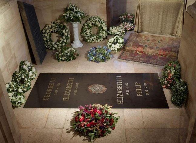 <p>Buckingham Sarayı, 96 yaşında hayatını kaybeden ve geçtiğimiz hafta St George Şapeli’nde eşi Prens Philip ile birlikte defnedilen Kraliçe Elizabeth'in mezar taşını paylaştı. Mezar, perşembe günü ziyarete açılacak.</p>
