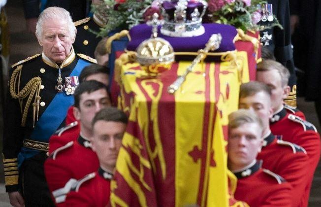 <p>Buckingham Sarayı, 96 yaşında hayatını kaybeden İngiltere Kraliçesi II. Elizabeth'in mezarının fotoğrafını ilk kez paylaştı.</p>

<p>Çelenkler ve buketlerle çevrili levhanın üzerinde babası Kral VI. George, annesi Kraliçe Elizabeth ve geçen yıl ölen eşi Prens Philip'in isimleri yer alıyor.</p>

<p>Pirinç harfli el oyması bulunan siyah mermer Belçika'dan getirildi.</p>
