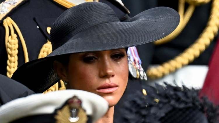 <p><span style="color:#000000"><strong>Westminster Kilisesi'nin rahibi David Hoyle'un yönettiği törendeki bir ayrıntı ise sosyal medya kullanıcılarını şoke etti. </strong></span></p>