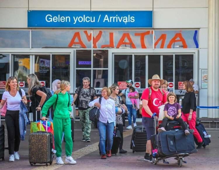 <p>Uçaklarda yer bulamayanların ise kara yoluyla araçlarıyla Antalya'ya gelmek için yola çıktığı belirtildi.</p>