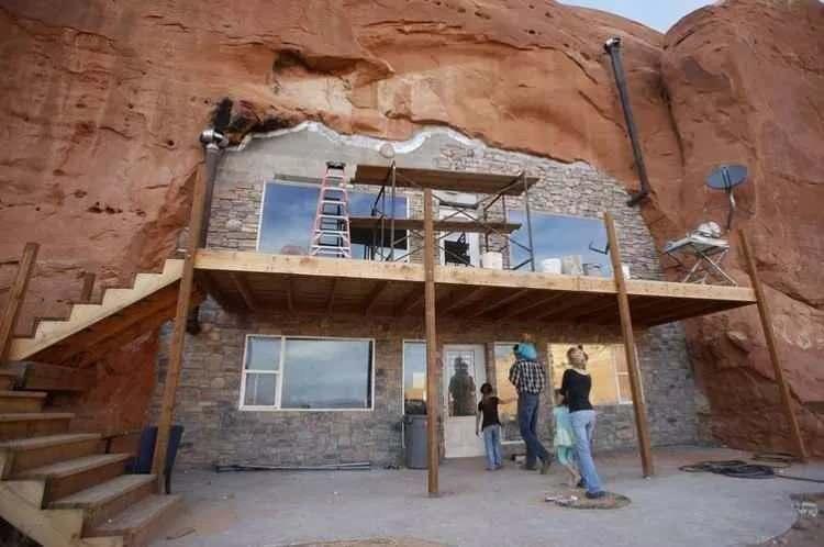 <p>Utah'da bulunan ve içinde yaklaşık 100 kişinin yaşadığı bir yardım kuruluşunun kocaman bir kaya içine yapılmış binası.Savaş sırasında evleri yıkıldığı için bir su çukurunda yaşan Yemenliler.</p>
