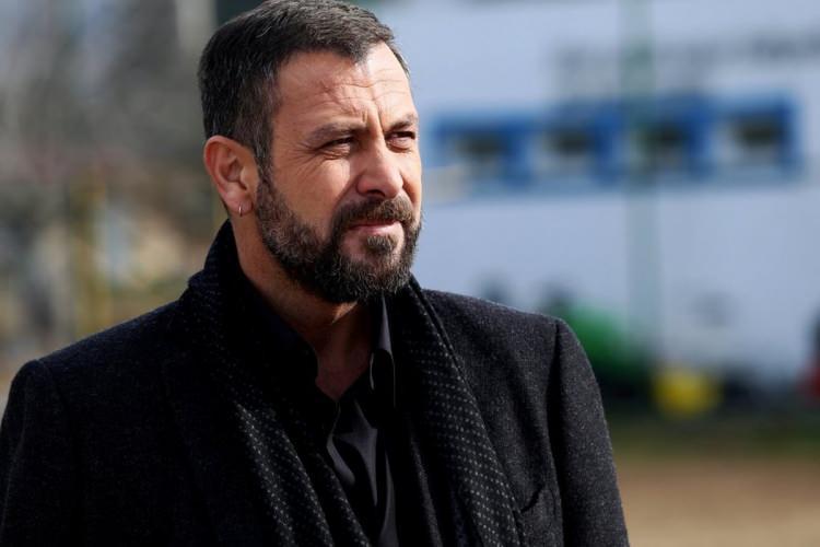 <p><span style="color:#000080"><strong>UÇARAK YUMRUK ATTI</strong></span></p>
<p><span style="color:#000000"><strong>50 yaşındaki ünlü oyuncu sinirlerine hakim olamayınca uçarak adama yumruk attı. Yaşanan kavgada ortalık bir anda karıştı. İşler, saygısızlık yapan adamı yere yatırıp yumruklamaya devam etti.</strong></span></p>
<p> </p>