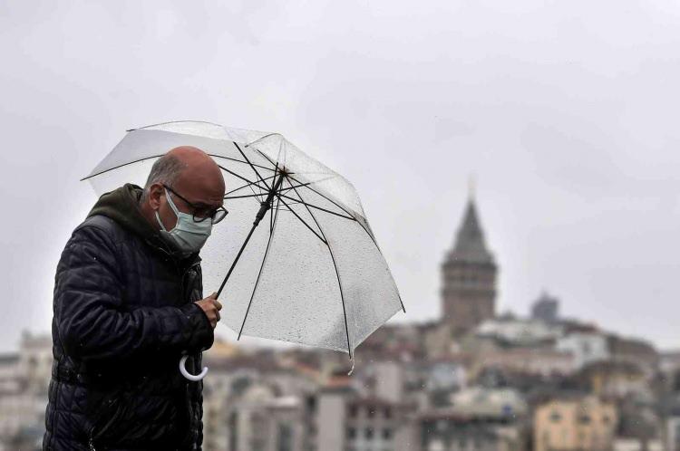 <p>Sağanak ve gök gürültülü sağanak yağışların Doğu Karadeniz ile Samsun, Ordu, Tokat, Sivas, Erzincan ile Tunceli çevrelerinde yerel olarak kuvvetli olması beklendiğinden yaşanabilecek olumsuz şartlara karşı (ani sel, yerel su baskını, yıldırım, yağış anında kuvvetli rüzgar, trafikte aksamalar vb.) dikkatli ve tedbirli olunması gerekmektedir.</p>
