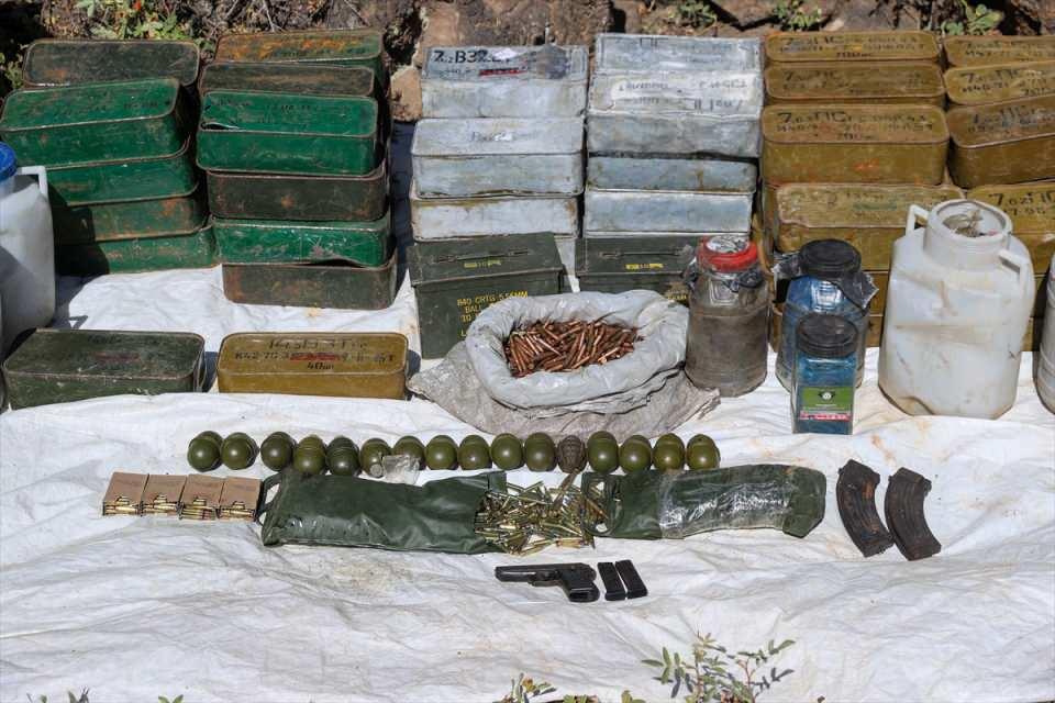 <p>Komandolar, bu sığınaklardan 70'e yakınının sığınak ve barınak olarak kullanıldığını, 40'a yakınında da yaşam malzemesi, cephane ve lojistik malzemelerin saklandığını tespit etti.</p>
<p> </p>
<p> </p>