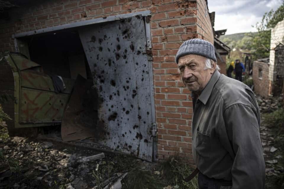 <p>Bulduğu birkaç parça sağlam eşyayı eşiyle kamyonete yükleyen İvankova, evlerinin yaşanacak halde olmadığını ve İzyum’da yaşayan oğlunun yanında kalmaya devam edeceklerini sözlerine ekledi.</p>
<p> </p>