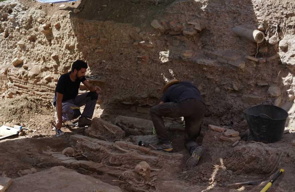 <p>İspanya'nın güneyindeki Endülüs bölgesinin Granada kentinde yürütülen bir kazı çalışması sırasında, Endülüs İslam döneminin (711-1492) son yıllarında yaşayan Müslümanlara ait olduğu tahmin edilen çok sayıda insan kalıntısı bulundu.</p>

<p> </p>
