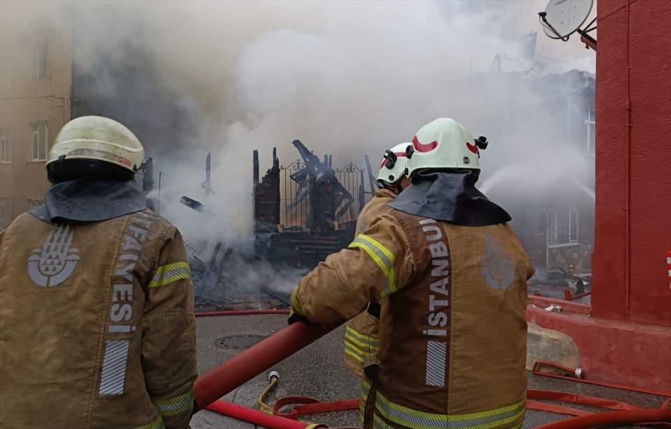 <p>Beykoz'da ahşap bina alev alev yanıyor. Olay yerine sevk edilen itfaiye ekipleri yükselen alevler müdahale ediyor.</p>

<p> </p>
