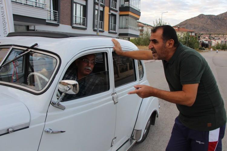 <p>İstanbul’dan gezi için geldiği Amasya’nın tarihi sokaklarında denk geldiği otomobilin direksiyonuna geçip önünde eşiyle birlikte hatıra fotoğrafı çektiren Gönül Yıldız ise, “Sahibi arabaya çok iyi bakmış. </p>
