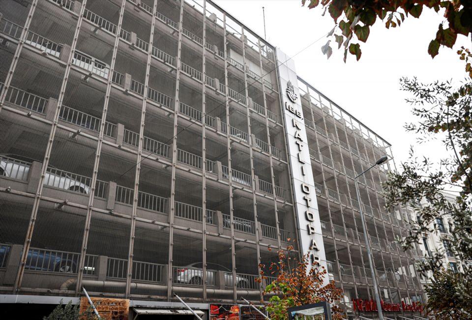 <p>"Kent Meydanı ve Zemin Altı Otoparkı" projesi ile yıkılacak İstanbul'un ilk katlı otoparkının yerine 560 araçlık zemin altı otopark inşa edileceği belirtilmiş, otoparkın bulunduğu 7 bin metrekarelik alanın ise Karaköy Meydanı ile birleştirilmesi kararlaştırılmıştı.</p>