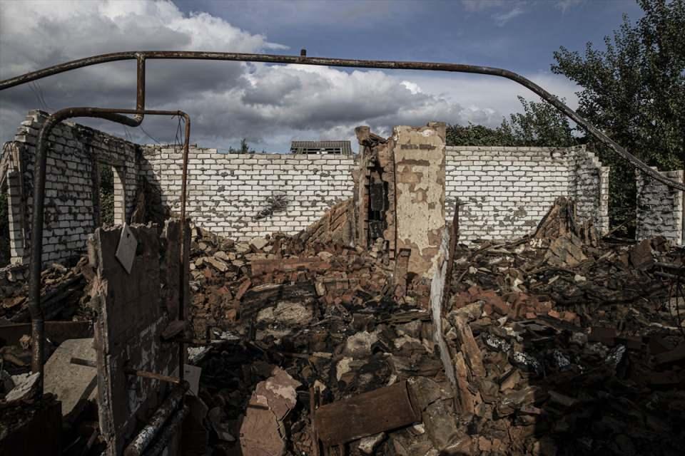 <p>Viktor, savaşın ilk günlerinde bu bölgenin uçaklarla bombalandığını ve 2 hafta boyunca evlerinin bodrumunda yaşamak zorunda kaldıklarını söyledi.</p>
<p> </p>
