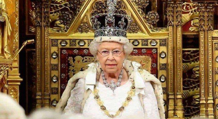 <p><span style="color:#000000"><strong>İngiltere Kraliçesi II. Elizabeth'in ölümünün ardından İngiliz kraliyetinin taç giyme törenlerinde kullanılan tarihi asayı süsleyen "Afrika'nın Büyük Yıldızı" isimli elmas yeniden gündeme geldi. </strong></span></p>