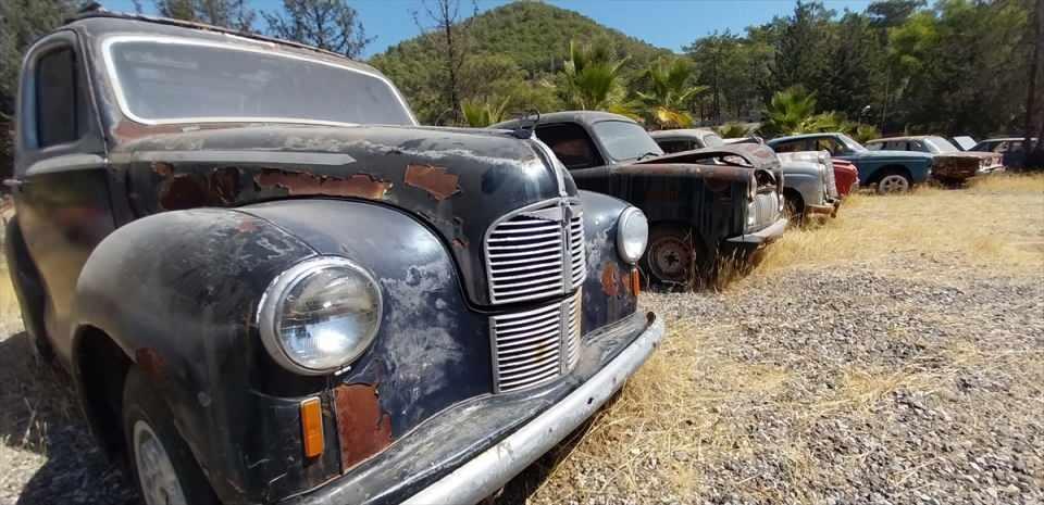 <p>Tamirini ve bakımını yaptığımız otomobillere yeni sahipleri ilgi gösteriyor. Eskiden klasik otomobil bulmak zor olmuyordu ancak şimdi bulmakta zorlanıyoruz. Elimizdekilere yeniden hayat vererek geçimimizi sağlıyoruz."</p>

<p> </p>
