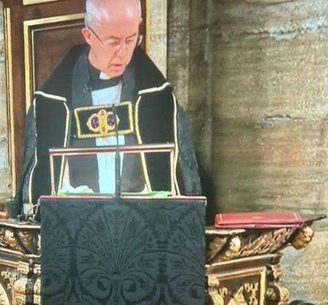 <p><span style="color:#000000"><strong>Tören sırasında vaaz veren Canterbury Başpiskoposu Justin Welby'nin kürsüsünü kuşatan Osmanlı kumaşı dikkatli gözlerden kaçmadı. </strong></span></p>
