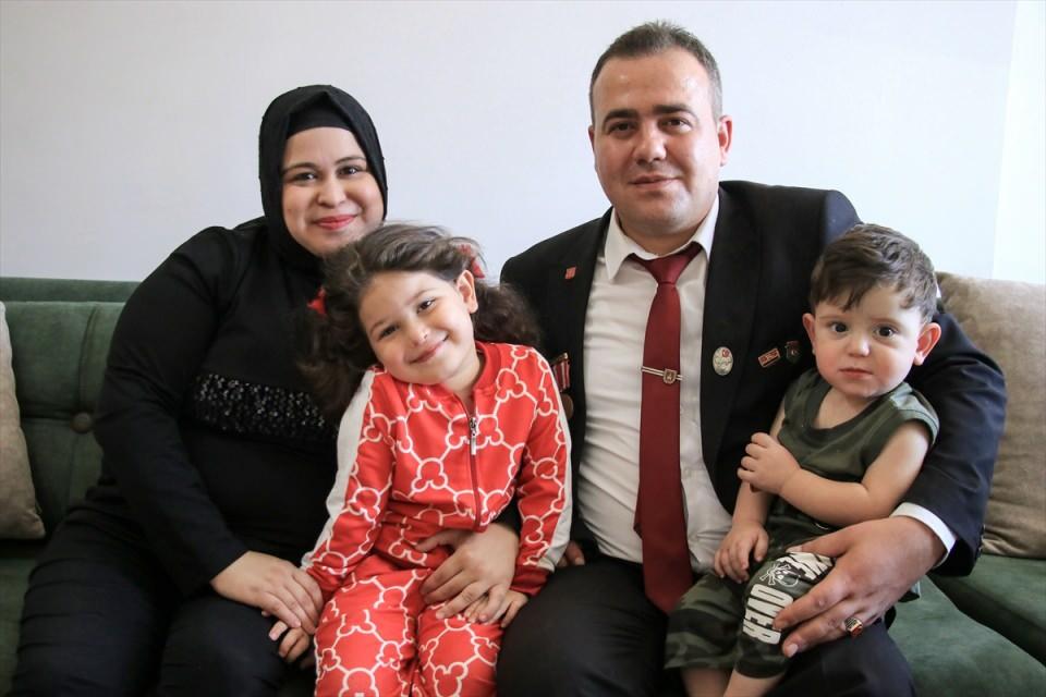<p>Doğum gününde gazi olan Akata, aylarca yoğun bakımda kaldı, 6 yılda ayaklarından, bacaklarından ve belinden 24 ameliyat geçirdi, vücuduna 16 platin takıldı, omurgasına saplanan mermi "felç riski" bulunduğu gerekçesiyle çıkarılamadı.</p>
<p> </p>