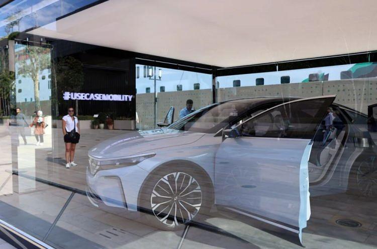 <p>Murat Günak liderliğinde Togg tasarımcıları tarafından geliştirilen ve Pininfarina stüdyolarında üretilen cihazdaki ön cam, doğuştan elektrikli mimariyle uyumlu olacak şekilde neredeyse baştan tasarlanırken, jantlar Togg DNA'sına ait çok kollu stilize edilmiş lale özelliğini taşımaya devam ediyor.</p>