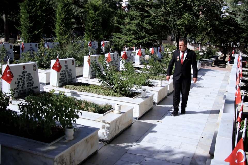 <p>Bazen eşim yapıyor, yiyemiyorum. Ben 18 Mayıs 1992'de doğdum. 18 Mayıs 2016'da ölüp tekrar doğdum. O yüzden 18 Mayıs'ın gelmesini hiç istemem çünkü 18 Mayıs'ta şehit ve gazilerimizin acısı var." dedi.</p>