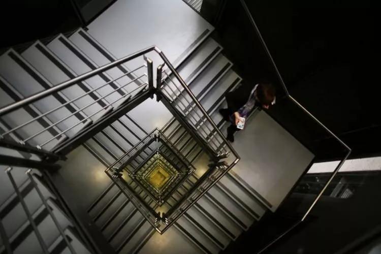 <p>Ünlü British Museum'da yerin 20 metre atlına yapılmış sergi salonuna inen bir ziyaretçi.</p>