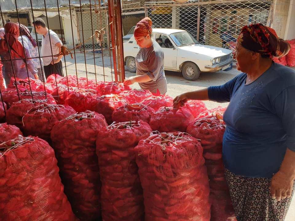 <p><strong>- "Ben hazır salça hiç kullanmadım"</strong></p>

<p>Adana'ya yaşayan Raziye Yalım da 100 kilo kırmızı salçalık biber aldığını anlatarak, şöyle konuştu:</p>

<p>"Komşuları çağırıyoruz, bıçakla kesip yıkıyoruz. Makinede çektiriyoruz, daha sonra dama çıkartıyoruz.</p>
