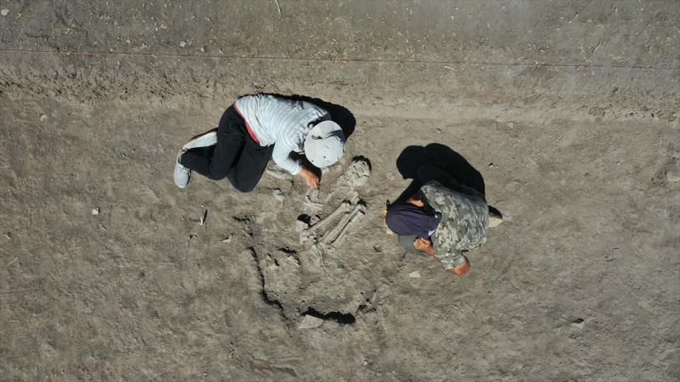 <p>Kahramanmaraş'ın Türkoğlu ilçesindeki Domuztepe Höyüğü'nde yürütülen kazı çalışmalarında 7 bin 600 yıl öncesine ait olduğu değerlendirilen kadın iskeleti bulundu.</p>

<p> </p>
