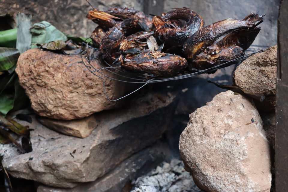 <p>İsleme yöntemi tüm balıklar için yapılsa da Kamerunlular genelde "Morue" balığını islemeyi tercih ediyor.</p>
<p>Kamerun mutfağının vazgeçilmezlerinden olan isli balık, şehrin bütün pazarlarında da satılıyor.</p>
<p> </p>