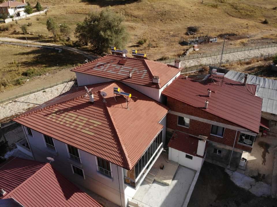 <p>Kelkit ilçesine 48 kilometre mesafedeki Akdağ köyü sıra dışı bir gelenek ile dikkat çekiyor. Köyde Cevat Alkan’ın 23 sene önce açtığı balık tesisinin çatısına kızının adını yazmasıyla başlayan uygulama, daha sonra tüm köye yayılarak bir gelenek haline geldi.</p>

<p> </p>
