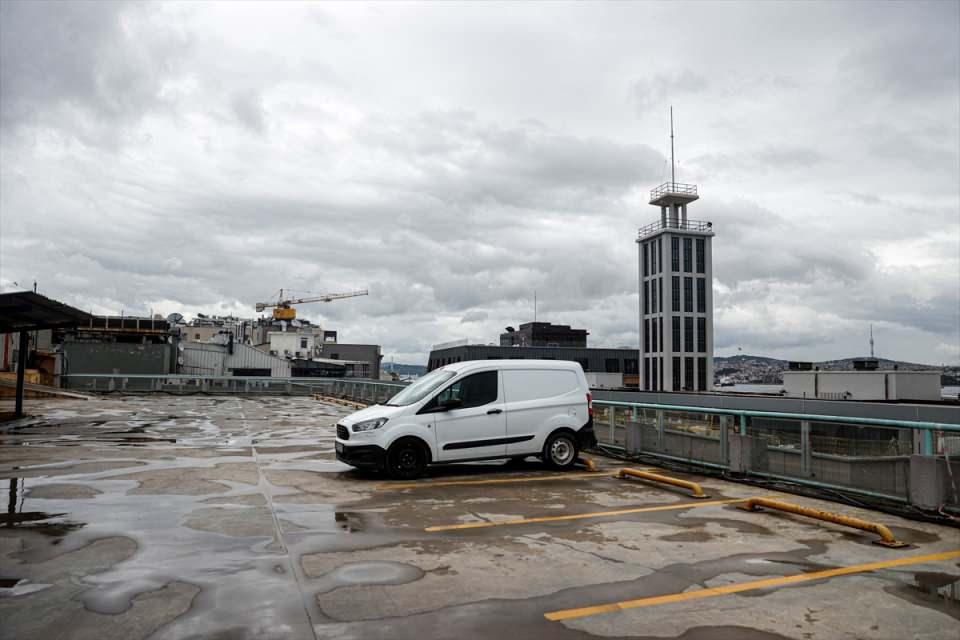 <p><strong>- "Otopark alanı halka yönelik projede kullanılsın"</strong></p>

<p>Otoparkı kullanan vatandaşlardan Erkan Öztürk, yıkım kararının iyi olacağını, otopark alanının halka yönelik bir projede kullanılmasının daha iyi olacağını söyledi.</p>

<p> </p>
