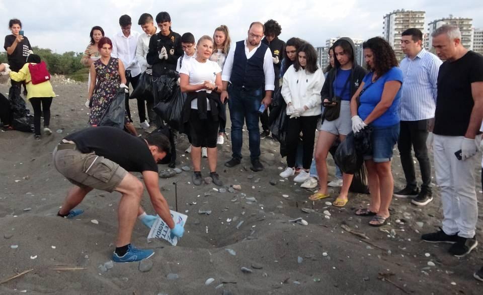 <p>Çalışmayı izlemeye gelen öğrencilerden Suhanur Sayın, "Caretta carettalar her zaman nesli tükenen hayvanlar olduğu için bugün burada biraz daha bulunmak istiyorduk, bulunduk da. Buradaki insanlara çok teşekkür ederiz, bizi burada bulundurdukları için. </p>