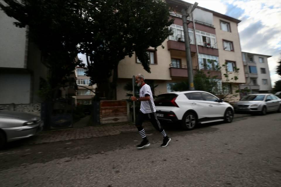 <p>Eşinin "artık koşma" demesine aldırış etmeden alışkanlığını sürdüren Nakkaş, sağlıklı yaşamının sırrını sürekli hareket etmesine borçlu olduğunu belirtiyor.</p>
<p> </p>