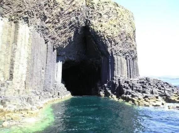 <p>Fingal mağarası, dalgaların çarparken içerisinde çıkardığı yankı ve akustik nedeniyle Gal dilinde "melodi mağara" anlamına gelen "Uamh-Binn" olarak da biliniyor.</p>
