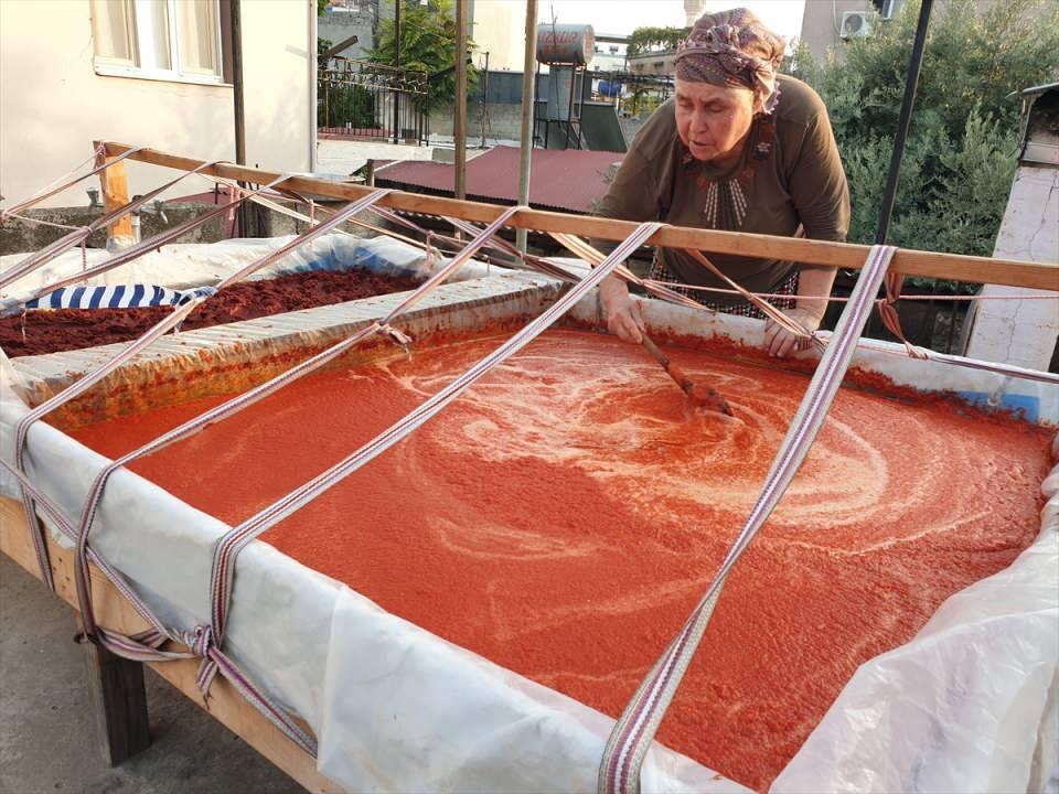 <p>Evde yapılan salçanın hazır olanlardan çok daha iyi olduğunu ifade eden Başdaş, şunları kaydetti:</p>

<p>"Fabrikasyon biber çekiminde daha az salça çıkıyor hem de tadı farklı olduğu için yemeğe lezzet vermiyor. Müşterilerim genelde kendileri temizleyip bana çektiriyor. </p>
