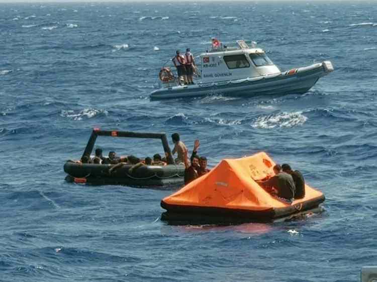 <p><strong>Darp edilerek Türk karasularına geri itildiler</strong></p>

<p>4 Ağustos 2022’de Bodrum Karaada açıklarında Türk Sahil Güvenlik ekipleri tarafından bitkin vaziyette lastik bot içinde kurtarılan üç düzensiz göçmen, Yunanistan Sahil Güvenlik ekipleri tarafından yapılan insanlık dışı davranışları anlattı. Kurtarılan göçmenler, vücutlarında darp ve cebir izlerine rastlanması ile hareket kısıtlarının olması nedeniyle derhal sağlık kontrolleri yapıldı. </p>
