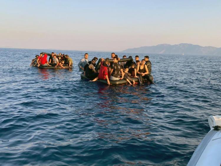 <p>Hastaneye sevk edilmelerinin ardından olaya ilişkin ifadelerinde, “Bodrum’dan yüzerek Yunanistan’a geçtiklerini, Yunan kıyılarına çıktıkları anda Yunan polisinin kendilerini yakaladığını, değerli eşyalarını aldığını, coplarla ve yumruklarla darp edildiklerini, ellerinin kelepçelenerek Yunan Sahil Güvenlik Botuna bindirildiklerini, Türk karasularına yaklaştıkları bir yerde can salına bindirildiklerini ve kelepçelerinin açıldığını” söylediler.</p>
