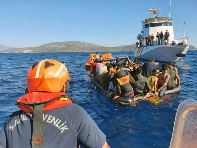 <p><strong>32 ayda 40 bin kişi geri itildi</strong></p>

<p>Ege’de düzensiz göçmenlerin takibini yapan ve yardımcı olan Norveçli sivil toplum kuruluşu Aegean Boat Report (Ege Tekne Raporu) tarafından yayımlanan istatistiki bilgilere göre 2022 yılının 8 aylık döneminde Yunanistan tarafından Türk karasularına geri itilen düzensiz göçmen sayısındaki artışa dikkat çekildi. Aegean Boat Report Raporu’nun istatistiklerine göre, Mart 2020’den bu yana 40 bin kişiden fazla düzensiz göçmen Yunan makamları tarafından Ege Denizi’ne geri itildi.</p>
