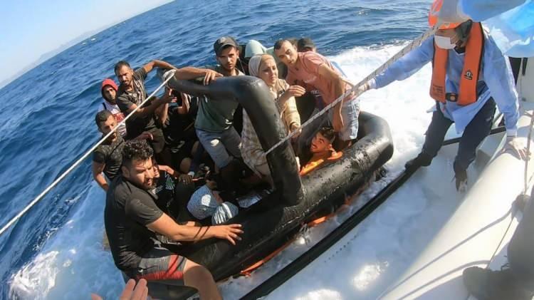 <p><strong>Göçmenlerin içine bindirildiği can salı firması Yunanistan’da</strong></p>

<p>Norveç’li sivil toplum kuruluşu Aegean Boat Report, 2020 yılından itibaren düzensiz göçmenlerin içine bindirilerek açık denizde geri itildiği malzemelerden can salları ile ilgili tespitinde, can salı üreticisi firmanın Pire limanına yakın bir bölgede üretim yapan Lalizas isimli Yunanlı firmaya ait olduğunu tespit ettiler. Norveç’li sivil toplum kuruluşu Aegean Boat Report, 2020'den bu yana Ege Denizi'nde ele geçirilen yaklaşık 850 can salının Yunan üretici Lalizas firmasına ait can salları olduğunu, bunun Yunan Sahil Güvenliğinin açıklama getirmesini istedi. Can sallarının taşınacak kişiye göre fiyatı değişirken, 20 bin liradan, 55 bin liraya kadar can salı var.</p>
