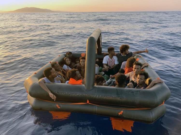 <p><strong>AB’ye eleştiri</strong></p>

<p>Norveç’li sivil toplum kuruluşu raporunda, “Avrupa Komisyonu Başkanı Ursula Von Der Leyen, Yunanistan'ı ‘Avrupa'nın kalkanı’ olarak nitelendirerek onları cesaretlendirdi. AB fonları, sınırları kapalı tutmaları için Yunanistan'a akıyor ve Avrupa Sınır ve Sahil Güvenlik Frontex, Yunanistan'da şimdiye kadar görevlendirilen en yüksek memur sayısına sahip olan ajans, mültecileri geri püskürtme konusunda Yunan makamlarını destekliyor. </p>
