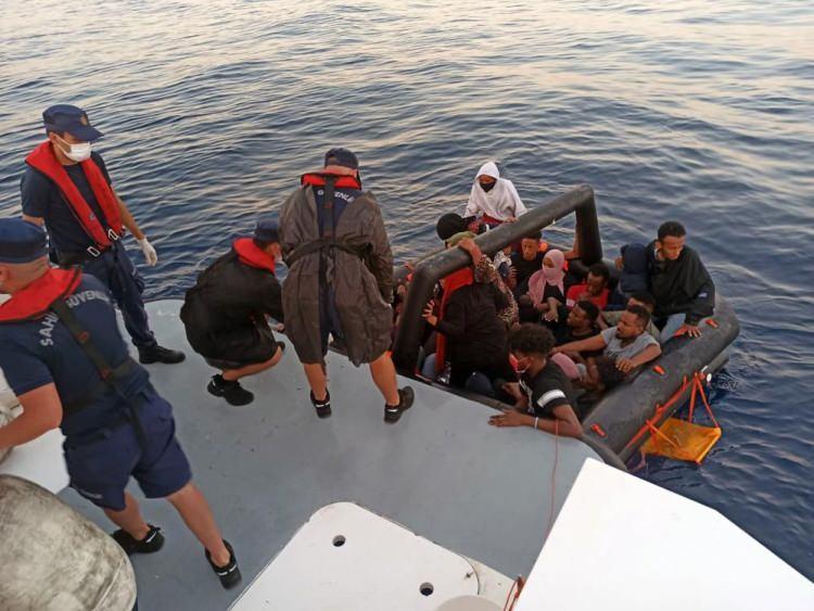 <p>Avrupa Komisyonu bir yandan Yunanistan'ı insan haklarını ve uluslararası yasaları ihlal ettiği için ‘eleştiriyor’ ve diğer yandan onlara yaptıklarını desteklemek için araç, para, personel ve ekipman sağlıyor. Bu yıl Türkiye ile Yunanistan arasındaki sularda sihirli bir şekilde beliren cankurtaran sallarının sayısında artış gördük. 2020'de 187 can salı sürüklenirken bulundu, 2021'de 290. 2022'de bugüne kadar 6 binden fazla erkek, kadın ve çocuğu taşıyan 370 can salı Türk Sahil Güvenlik tarafından alındı”</p>
