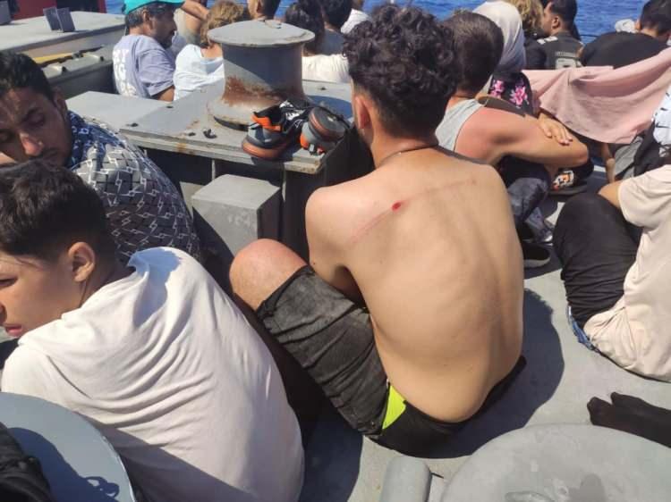 <p>Herkesin önünde soyunmaya, eğilmeye ve bacaklarını açmaya zorlanırlar, tüm boşluklar coşkuyla incelenir, genellikle küfürlü bir dil ve kahkahalar eşlik eder. Aynı şeyin Evros'taki (Meriç Nehri) kara sınırında da yapıldığını gördük. </p>
