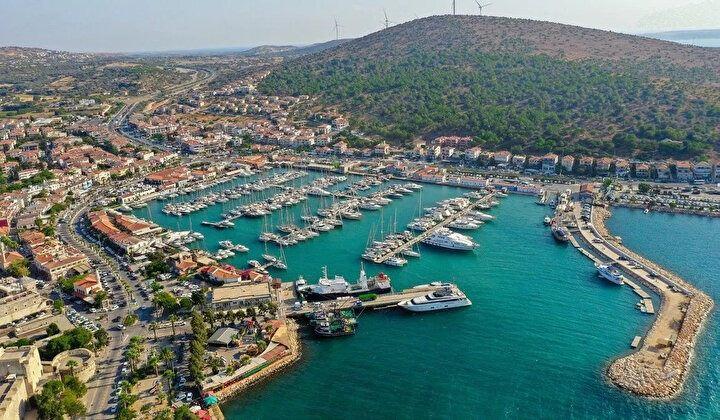 <p><strong>3- ÇEŞME</strong></p>
<p><br />
En değerli üçüncü ilçe İzmir'in Çeşme ilçesi oldu.</p>
<p>Çeşme’de konut fiyatları son 1 yılda yüzde 147 arttı.</p>
<p>Çeşme’de ortalama konut metrekare fiyatı 45 bin 247 TL.</p>
<p>Çeşme’de ortalama konut fiyatı 7 milyon 684 bin 340 TL</p>